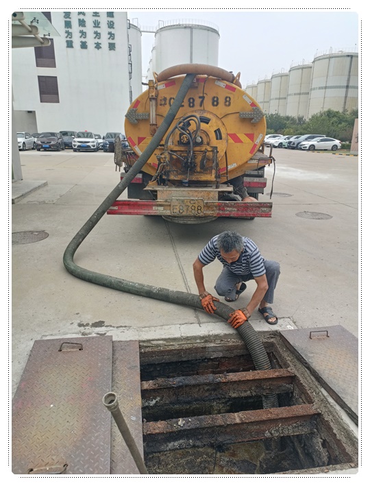 毛感乡隔油池清掏