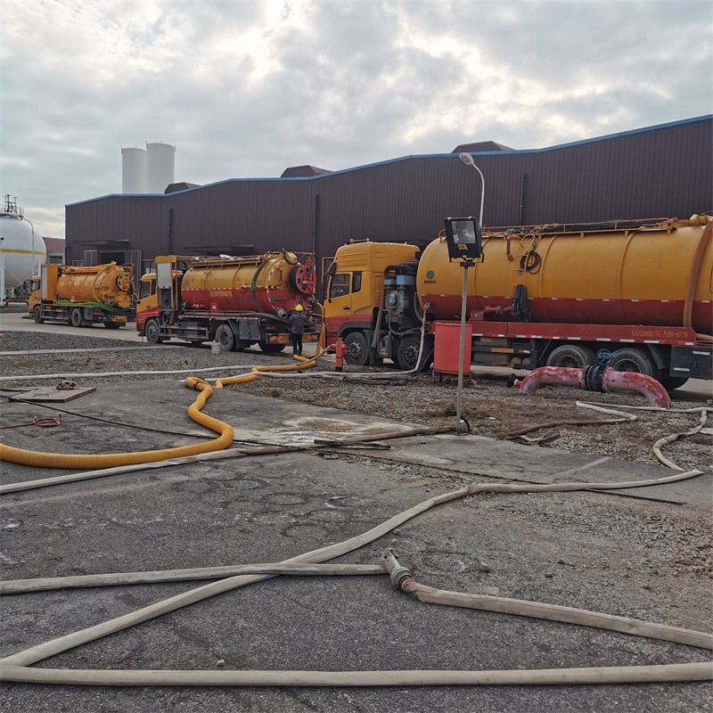 毛感乡污水池清理