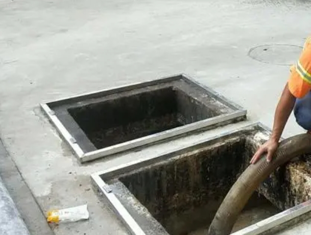毛感乡化粪池清理