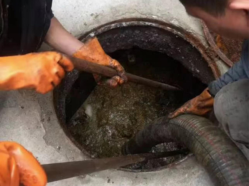 毛感乡清理化粪池时如何避免沼气的危害?